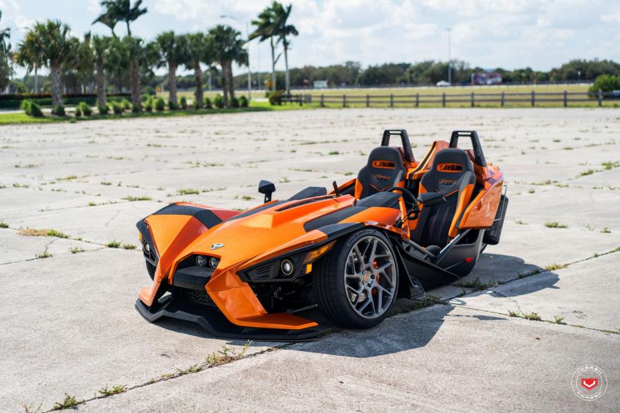  Polaris Slingshot on Vossen Wheels (CG-209T) 2017 года  (фото 1 из 14)